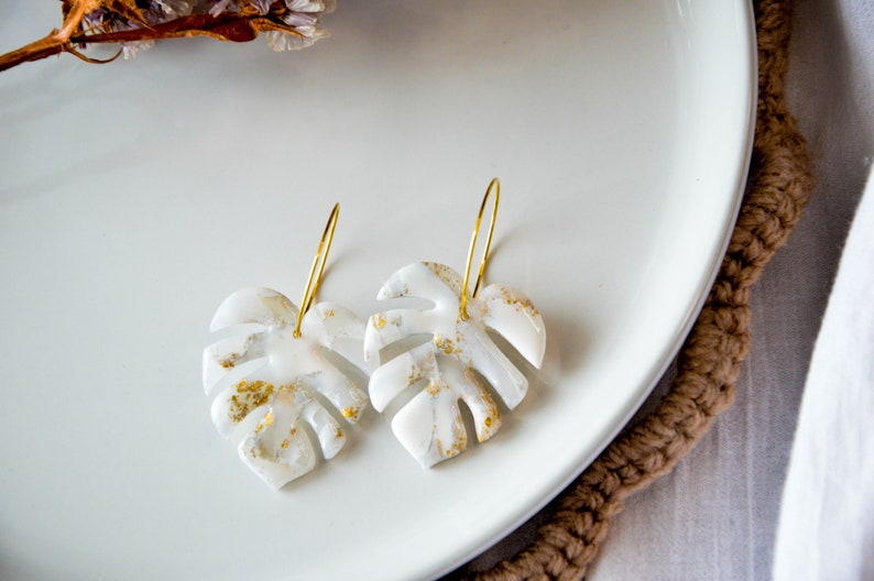 MONSTERA // Large white and gold lucent monstera leaf earrings, palm leaf earrings, tropical leaf earrings ,wedding earrings zdjęcie 2