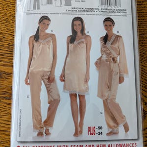 Könnte beinhalten: Ein Burda-Schnittmusterpaket mit einem Wäschekombinations-Design. Das Paket zeigt Bilder eines Camisole- und Hosen-Sets, eines Slip-Kleides sowie eines Robe- und Hosen-Sets. Der Text enthält Größenangaben und die Nummer 7627.