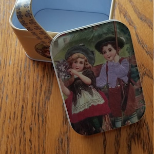 Victorian Sweethearts Tin