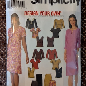 Può includere: Modello di cucito Simplicity 9331. La confezione presenta illustrazioni di top, gonne e un vestito. Il testo "DESIGN YOUR OWN" è visibile. Il modello include le taglie 6, 8, 10 e 12. Taglie europee 32-38, francesi 34-40.