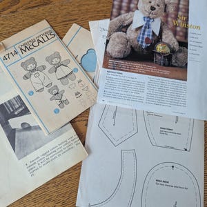 Könnte beinhalten: Eine Sammlung von Vintage-Schnittmustern und Anleitungen zum Nähen von Teddybären. Die Muster enthalten Illustrationen der fertigen Bären und detaillierte Anweisungen. Ein gedrucktes Bild eines Teddybären mit Krawatte ist ebenfalls enthalten.