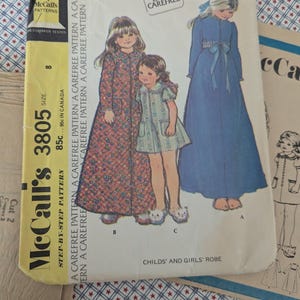 Op de afbeelding: Vintage McCall's 3805 naaipatroon voor kinder- en meisjesrokken. De patroonhoes toont illustraties van kinderen in rokken, maat 8. De envelop is geel en wit met tekst.