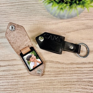 Gepersonaliseerde leren sleutelhanger met foto en naam | Aangepaste fotosleutelhanger | Uniek sleutelhangercadeau voor hem/haar | Valentijnsdagcadeau | Huwelijkscadeau