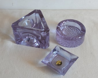 Juego peculiar de tres ceniceros vintage de vidrio macizo, elegante diseño italiano, hermoso color violeta, década de 1970.