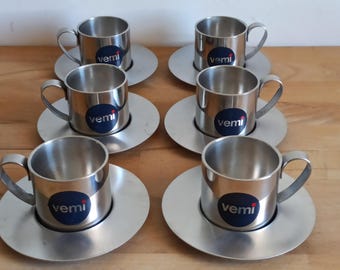 Geniales tazas de diseño italiano, juego vintage de acero inoxidable de seis tazas y platos para espresso de doble pared, Vemi, fabricado en Italia.