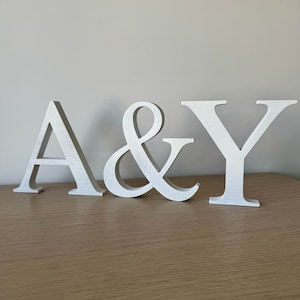Lettere autoportanti, 3 pezzi, lettere 3d in legno di quercia personalizzate, iniziali decorative, arredamento da scrivania, grande lettera di accento stand alone in legno bianco
