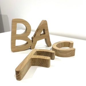 Letras independientes, letras de madera de ROBLE, regalo personalizado, Letras de madera para guardería, Decoración de guardería, Sobre el letrero del nombre de la cuna, carta personalizada