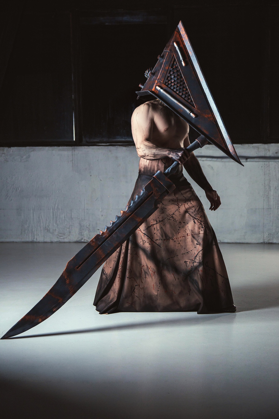ISUZUco.×HEAD HUNTERS PYRAMID-HEAD 4200 Executioner Horror Costume | Pyramid Male Costume |triangle Helmet