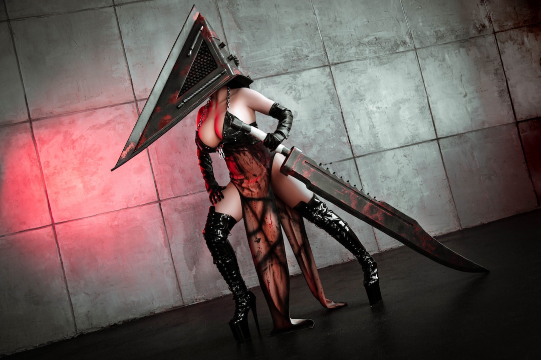 Silent Hill  Confira este sexy cosplay feminino de Pyramid Head