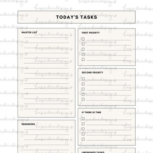 Può includere: Un pianificatore di liste di cose da fare stampabile con sezioni per la lista principale, la priorità principale, la seconda priorità, se c'è tempo, promemoria, attività non completate e un campo data. Il pianificatore ha uno sfondo beige con testo nero e linee.