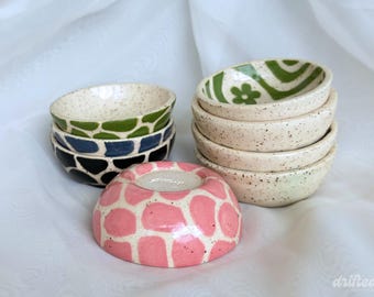 Mały, ręcznie robiony ceramiczny pierścień, sos lub naczynie na połów