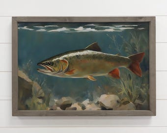 Könnte beinhalten: Gerahmter Kunstdruck eines Fisches, der unter Wasser schwimmt. Der Fisch hat einen gesprenkelten Körper und rote Flossen, vor einem blau-grünen Hintergrund mit Felsen und Wasserpflanzen. Der Rahmen ist in gedämpftem Grau gehalten.