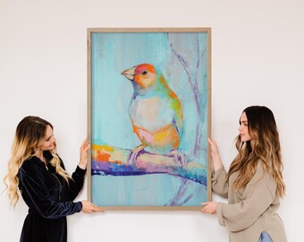 以下が含まれることがあります： 枝にとまるカラフルな鳥の額装絵画。鳥は、明るい青色の背景にオレンジ、緑、青の色合いが特徴です。2人の人がこのアートワークを持っています。