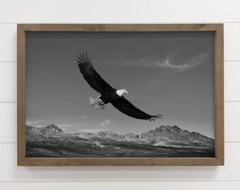 Aquila volante - Fotografia di animale incorniciata - Arte di una baita di montagna - Cartello in legno