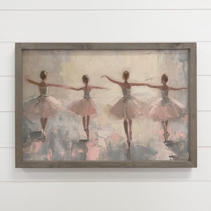 Könnte beinhalten: Gerahmtes Gemälde mit vier Ballerinas in zarten rosa Tutus und weißen Oberteilen, Arme ausgestreckt. Das Kunstwerk verwendet eine Palette aus Rosa, Grau und Creme mit sichtbaren Pinselstrichen. Der Rahmen ist ein gedämpftes Grau, das die zarte Ästhetik unterstreicht.
