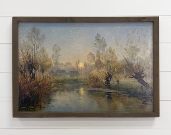 Könnte beinhalten: Gerahmtes Landschaftsgemälde, das eine ruhige Flussszene in der Abenddämmerung zeigt. Das Kunstwerk weist eine gedämpfte Farbpalette mit Braun-, Grün- und Blautönen auf. Hohe Bäume und Schilf säumen die Ufer, mit einem sanften Schein in der Ferne.