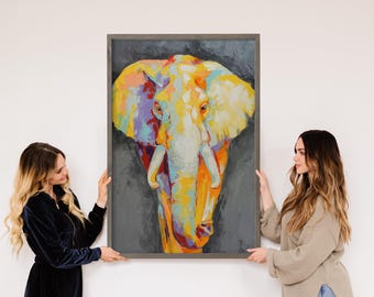 Puede incluir: Una pintura enmarcada de un elefante con un diseño abstracto y colorido. El elefante está representado con tonos amarillos, naranjas y morados sobre un fondo gris. La obra de arte está sostenida por dos personas.