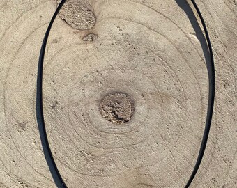 Black waxed cord with clasp ca. 50cm Diameter of ca. 2mm; Schwarzes gewachstes Garn mit Verschluss ca.50cm Durchmesser von ca. 2mm