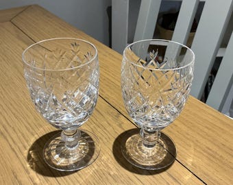 Dos copas de jerez de cristal de Waterford con diseño de Donegal