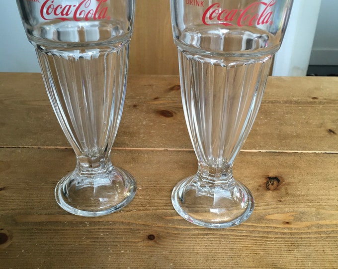 Paar Coca-Cola Sundae- of Milkshake-glazen