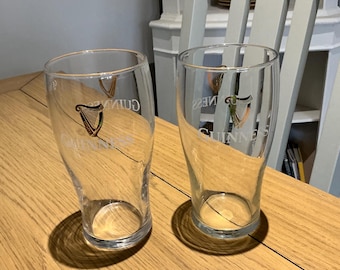 Twee Guinness-pintglazen