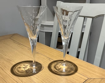 Par de copas de champán grandes de cristal tallado a mano en forma de lágrima de 26 cm de alto.