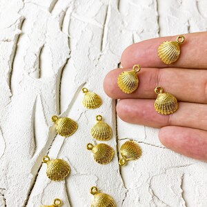 Charm-CLAM SHELL-14x14mm Gold Plated