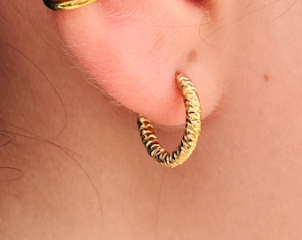 Brincos de argola Huggie banhados a ouro 18K martelado