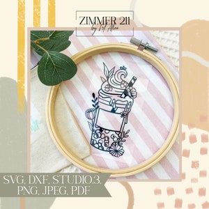 Puede incluir: Un dibujo en blanco y negro de un té de boba con crema batida y una pajita, rodeado de flores. El diseño está en una tela a rayas rosa y blanca en un aro de bordado de madera. El texto "ZIMMER 211 by Fr. Alice" está por encima del diseño. El texto "SVG, DXF, STUDIO.3, PNG, JPEG, PDF" está por debajo del diseño.