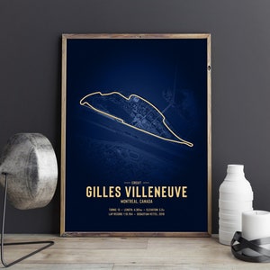 Puede incluir: Un póster azul y dorado con un mapa del circuito Gilles Villeneuve en Montreal, Canadá. El póster incluye el texto "Circuit Gilles Villeneuve Montreal, Canada" y "Vueltas: 13 - Longitud: 4.361 km - Elevación: 5.2 m - Récord de vuelta: 1:10.764 - Sebastian Vettel, 2019."