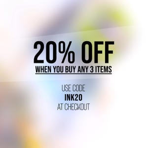 Puede incluir: Texto negro sobre un fondo borroso. Dice "20% DE DESCUENTO AL COMPRAR 3 ART&Iacute;CULOS". Debajo, dice "USA EL C&Oacute;DIGO INK20 AL PAGAR". El fondo tiene un degradado de blanco, azul, verde y amarillo.