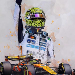 Puede incluir: Representaci&oacute;n art&iacute;stica de un piloto de F&oacute;rmula 1 con un traje de carreras blanco con logotipos de patrocinadores, un casco verde ne&oacute;n y negro, y un coche McLaren. El piloto levanta el brazo en se&ntilde;al de victoria.