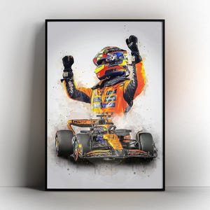 Puede incluir: Impresión enmarcada al estilo acuarela que representa a un piloto de Fórmula 1 celebrando una victoria. El piloto lleva un traje y casco de carreras, sobre una imagen detallada del coche. La paleta de colores incluye naranja, negro y amarillo.