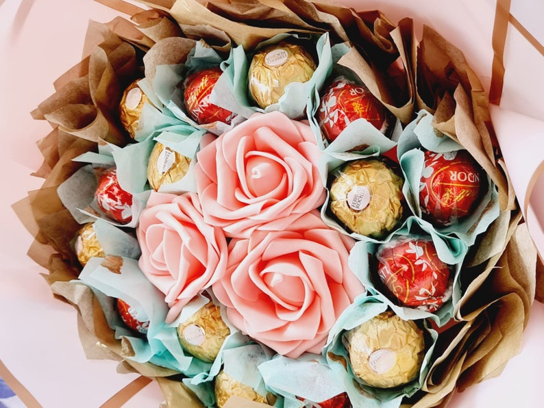 Ramo de chocolate Ferrero Rocher, flores artificiales, regalo imagen 9