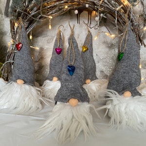 Weihnachten Gonk Familie. Weihnachtsgeschenke. Herzförmige Jingle Glöckchen. Familie der fünf Zwerge.Handgefertigt. Rustikalen. Personalisierte Anhänger verfügbar