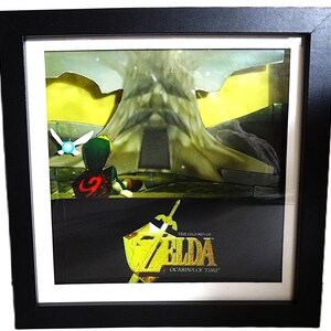 Op de afbeelding: Ingelijste kunstwerk met een scène uit "The Legend of Zelda: Ocarina of Time". De afbeelding toont een personage in een groene tuniek en een fee, tegen een achtergrond van een grote boom en een gele lucht. De titel staat onderaan.