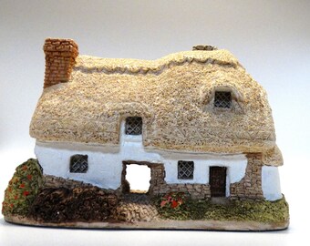 Vintage Lilliput Lane Boxed with Deeds lilliput lane Ostlers Keep