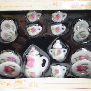 Dolls House Miniatures 1/12th Scale 15 Piece Pink FlowerTea Set