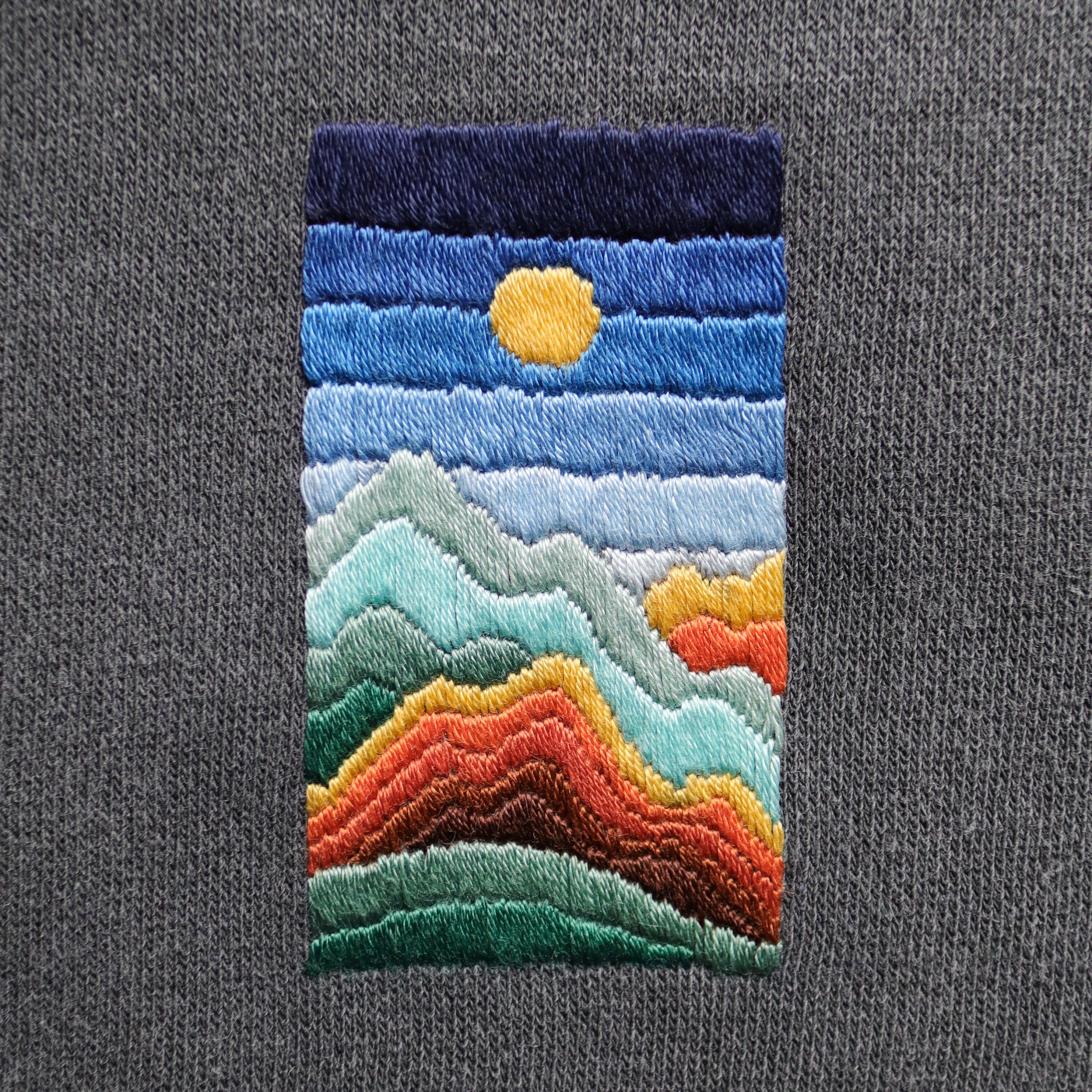 山の刺繍画 sd1_d3f2320bfcb9a611c51c1af6e4