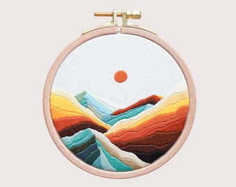 Schema di ricamo con catena montuosa: arte moderna fai da te con telaio (tutorial digitale in PDF)