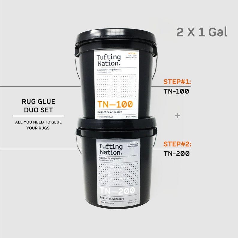 Op de afbeelding: Een Rug Glue Duo Set met twee zwarte emmers die op elkaar zijn gestapeld. De bovenste emmer is gelabeld met TN-100 Rug Latex Adhesive, en de onderste emmer is gelabeld met TN-200 Rug Latex Adhesive. De tekst "All you need to glue your rugs" is ook zichtbaar.