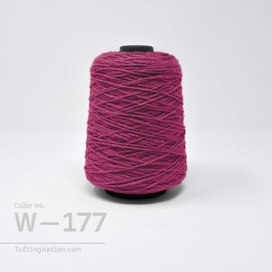 Peut inclure: Une bobine de fil rose foncé, étiquetée "W-177", pour le crochet de tapis ou le tuftage.