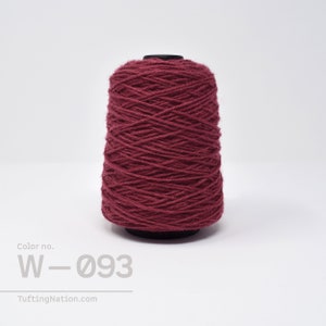 Peut inclure: Une bobine de fil rouge foncé, étiquetée "W-093", pour le crochet de tapis ou le tuftage.