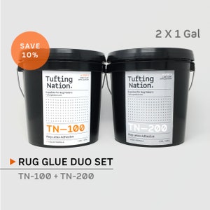 Op de afbeelding: Twee zwarte emmers van 3,79 liter tapijtlatexlijm, gelabeld TN-100 en TN-200, van Tufting Nation. De afbeelding bevat de tekst "Rug Glue Duo Set" en "Save 10%."