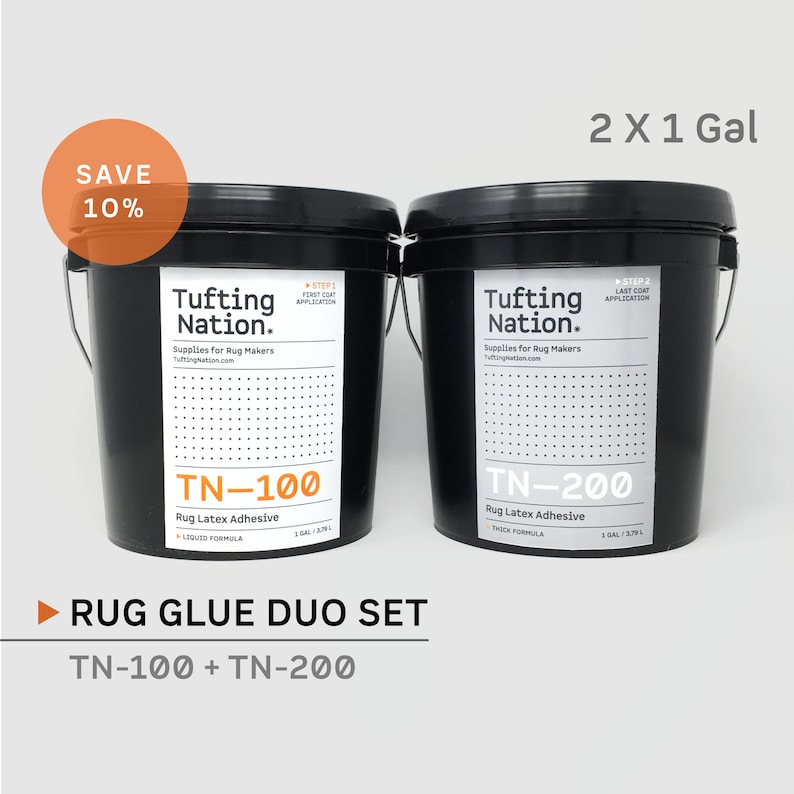 Op de afbeelding: Twee zwarte emmers van 3,79 liter tapijtlatexlijm, gelabeld TN-100 en TN-200, van Tufting Nation. De afbeelding bevat de tekst "Rug Glue Duo Set" en "Save 10%."