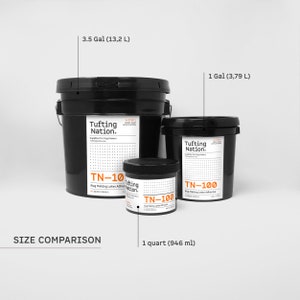 Op de afbeelding: Een maatvergelijking van drie zwarte containers met TN-100 latexlijm voor het maken van tapijten. De containers zijn gelabeld met maten: 13,2 liter, 3,79 liter en 946 ml. De tekst "Tufting Nation" is zichtbaar.