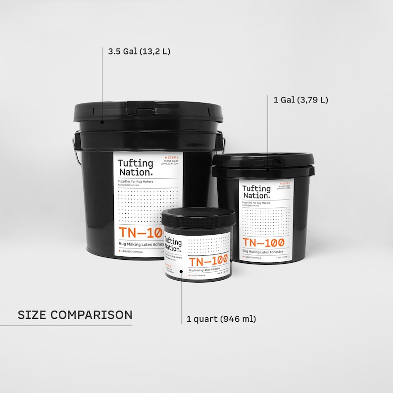 Op de afbeelding: Een maatvergelijking van drie zwarte containers met TN-100 latexlijm voor het maken van tapijten. De containers zijn gelabeld met maten: 13,2 liter, 3,79 liter en 946 ml. De tekst "Tufting Nation" is zichtbaar.