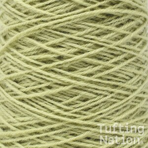 K&ouml;nnte beinhalten: Nahaufnahme einer Spule mit hellgr&uuml;nem Garn. Das Garn ist weich und flauschig und perfekt zum Stricken oder H&auml;keln.