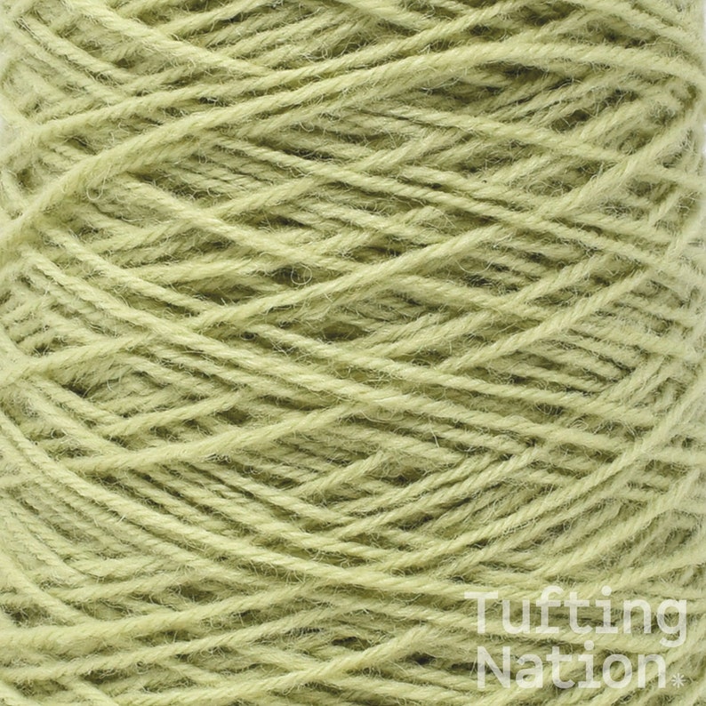 K&ouml;nnte beinhalten: Nahaufnahme einer Spule mit hellgr&uuml;nem Garn. Das Garn ist weich und flauschig und perfekt zum Stricken oder H&auml;keln.