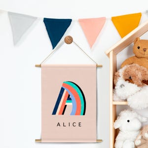 Póster con letras de arcoíris, impresión personalizable con barras de madera, decoración con nombre